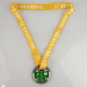 Hogy megtervezze a sportötvözet -érmet egy zsinór olimpiai érem -replikával