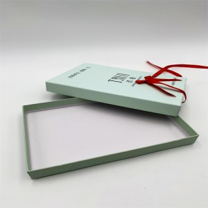 Ajándékdoboz szalaggal