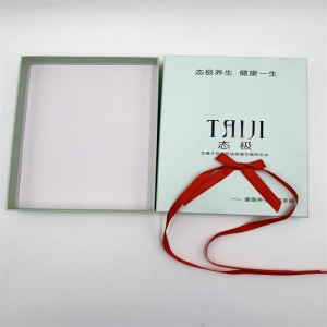 Ajándékdoboz szalaggal