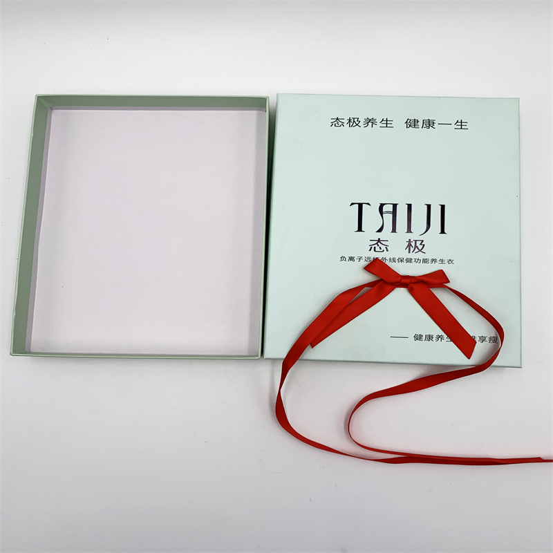 Ajándékdoboz szalaggal