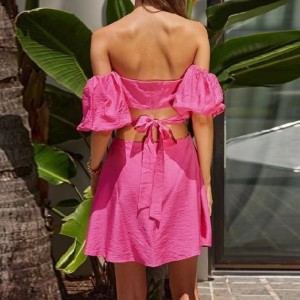 Egy vállú kivágott puff ujjú ruha