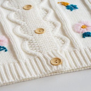 A gyerekek kötött hosszú ujjú kardigán tiszta kézi hímzés