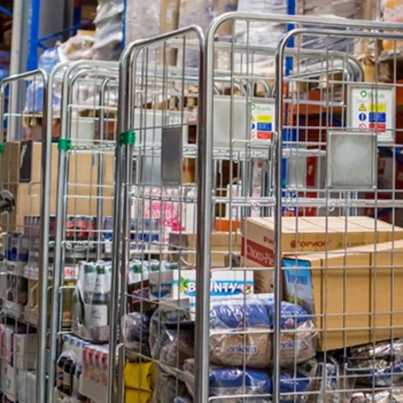 Milyen előnyökkel járnak az új felszerelések, például a raktári polcok és a logisztikai kocsik a modern produkciós iparágakba