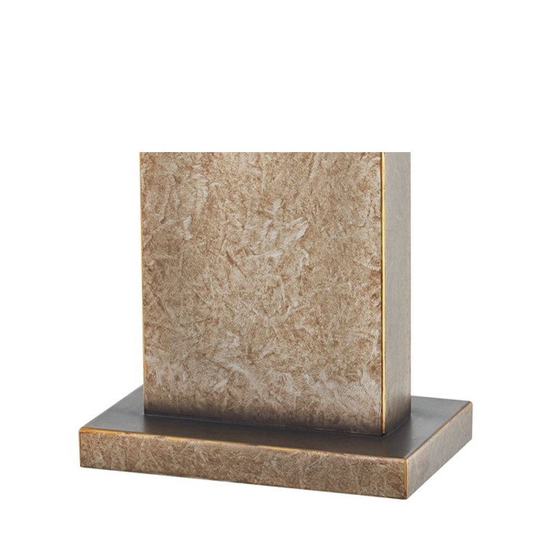 Dekoratív antik vasasztal lámpa anyilvános tér bejáratánál