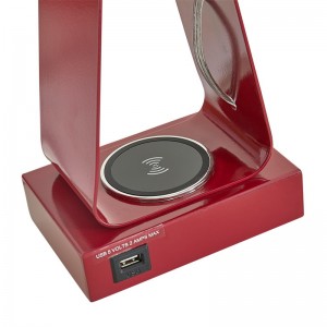 Apró asztali lámpa piros kivitelben, USB töltőport, vezetéknélküli töltőállomás és a/off rocker kapcsoló a vendégszobában