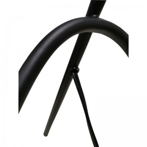 Három lábú asztali lámpa fekete kivitelben és egy/off rocker kapcsolóval a vendégszobában