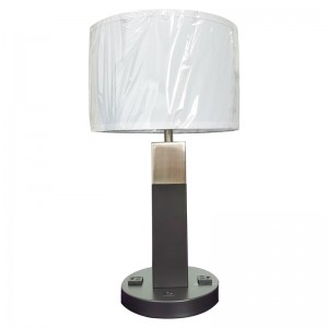 Két tónusú fekete és szálcsiszoltnikkel -befejező asztali lámpa egy/off rocker kapcsolóval és két kényelmes üzlet a vendégszobában