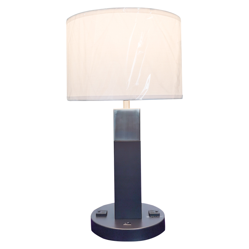 Két tónusú fekete és szálcsiszoltnikkel -befejező asztali lámpa egy/off rocker kapcsolóval és két kényelmes üzlet a vendégszobában