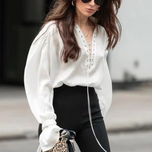 Francia francia fehér hosszú ujjú ing 2023 új, felgyújtott hüvely vékony temperamentum V-nyakú design