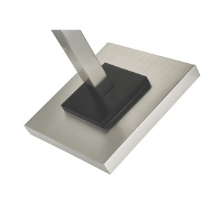 Hotel Metal Padló lámpa szálcsiszoltnikkel kivitelben és fekete akcentussal a vendégszobában