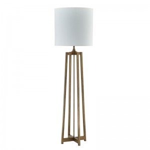 A Hyatt Hotel kanapéja a padló lámpa mellett antik arany kivitelben a vendégszobában