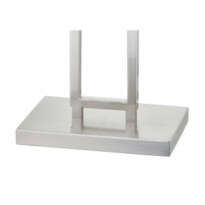 Marriott Hotel kanapéja a padló lámpája, szálcsiszoltnikkel kivitel a vendégszobában