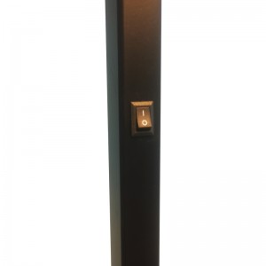 Waterwalk Hotel kanapé az alaplámpa mellett matt fekete kivitelben a vendégszobában