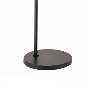 Waterwalk Hotel kanapé az alaplámpa mellett matt fekete kivitelben a vendégszobában