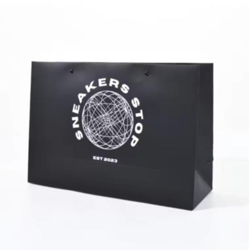Egyéni logó Matt fekete papír ruházat csomagolás ajándék papír táska bevásárló táska luxus papírzacskók szalag fogantyúval