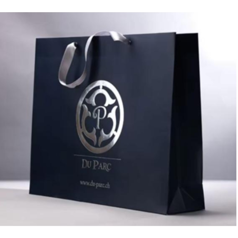 Testreszabott márkájú logó luxus fekete papír ruházati csomagolás ajándék bevásárló táska papírzsák