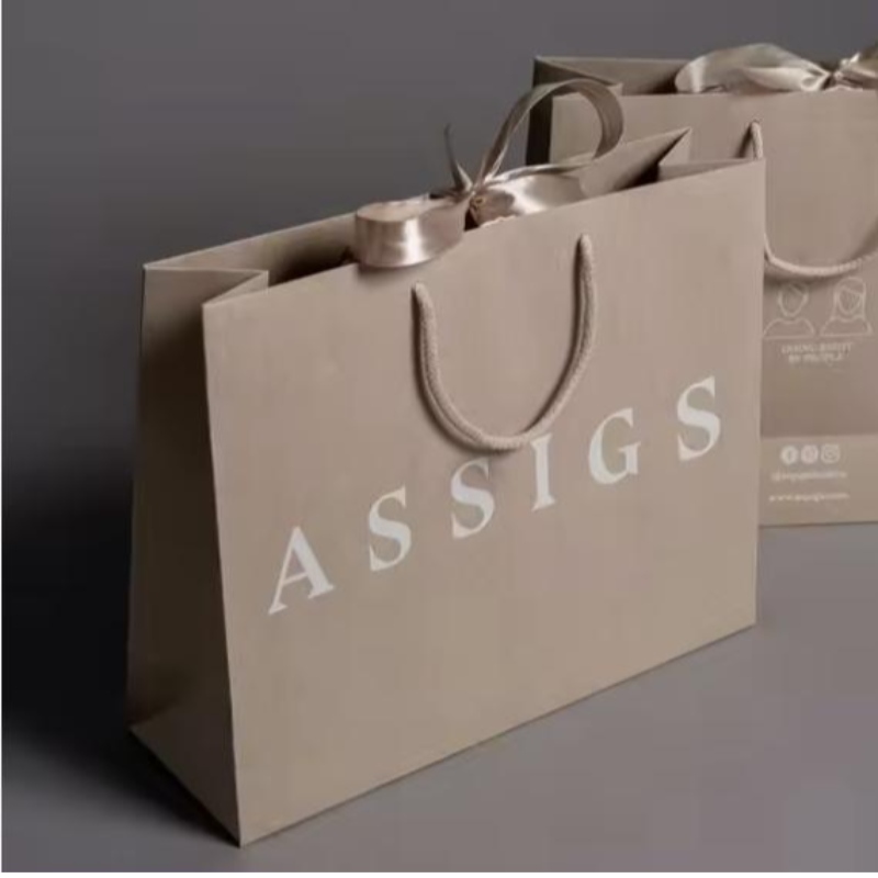 Egyéni luxus ruházat kiskereskedelmi csomagoló táska fehér ajándék táska Bolsas de Papel bevásárló csomagoló papírzsákok fogantyúval