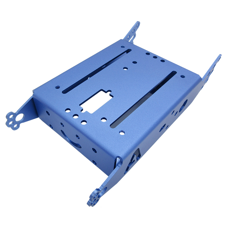 Az alumínium ötvözet fémlemezének egyedi feldolgozása eloxált kivitelben.