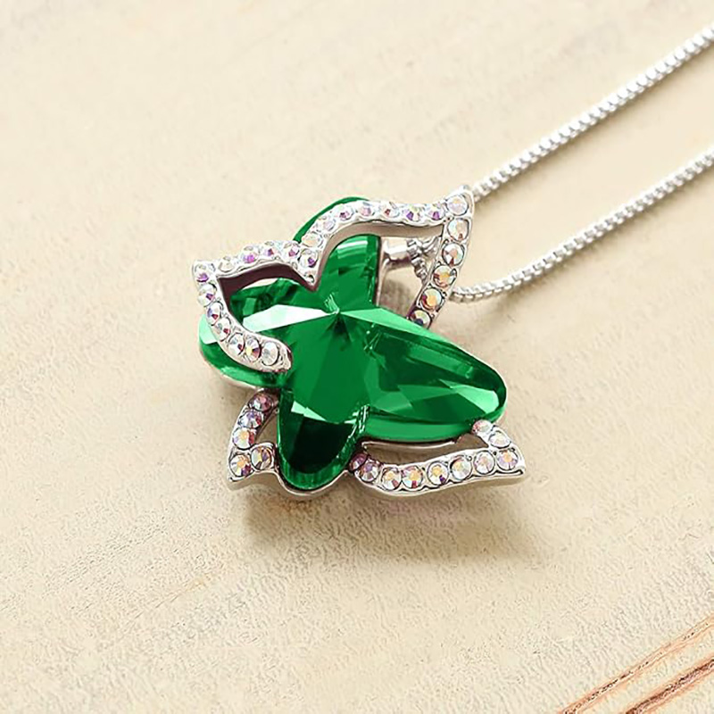 Emerald Radiance Star Pendant Butterfly Birthstone Crystalnyaklánc - Ezüst tónusú, 18