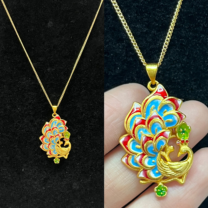 Luxus cloisonne páva medálnyaklánc arany borítással és kézműves zománc művészet