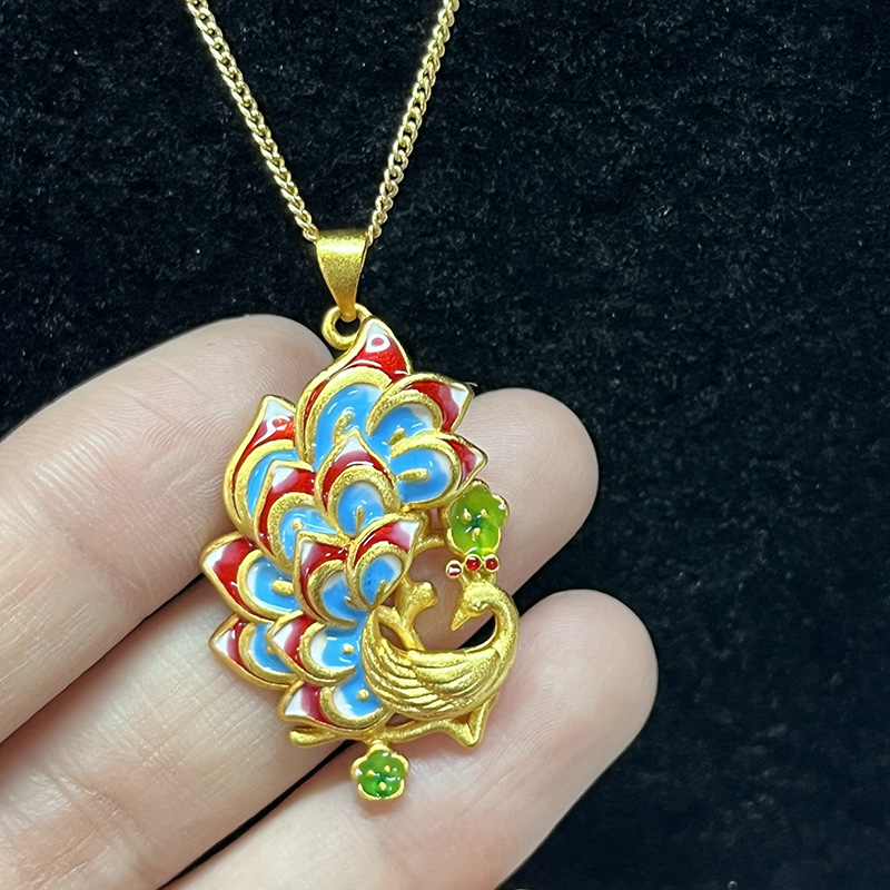 Luxus cloisonne páva medálnyaklánc arany borítással és kézműves zománc művészet