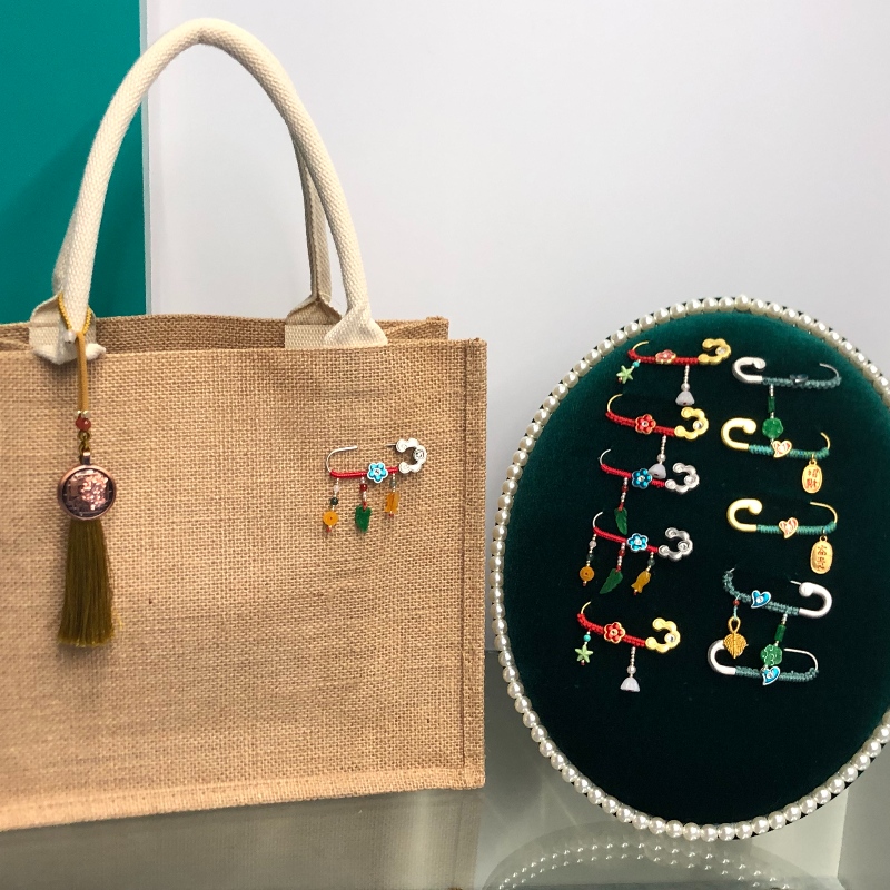 kínai-stílusú szerencsés bross