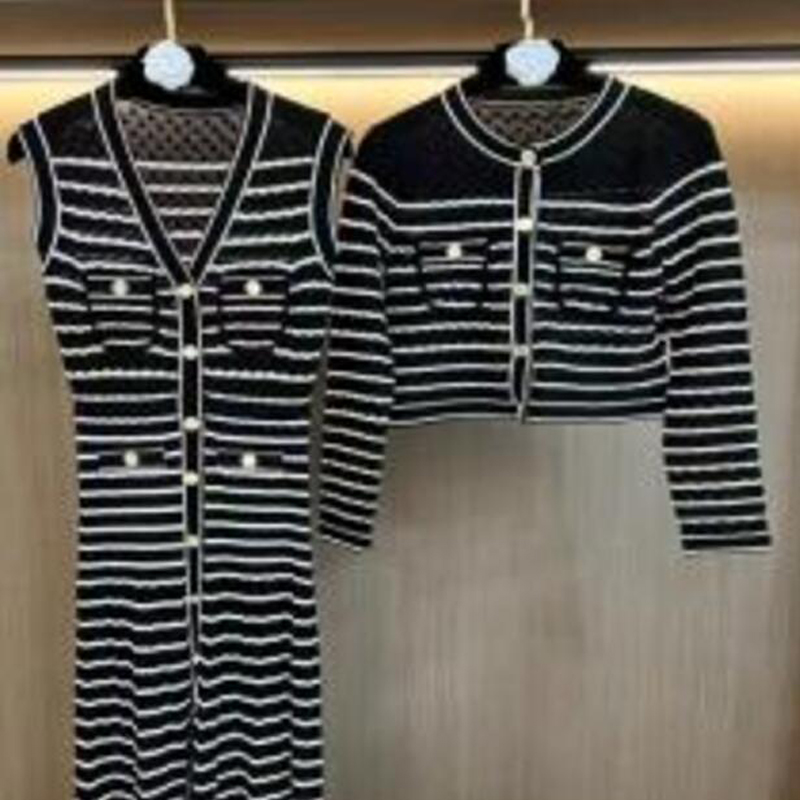 V-Nyak ujjatlan, hosszú kötött csíkos ruhakészlet